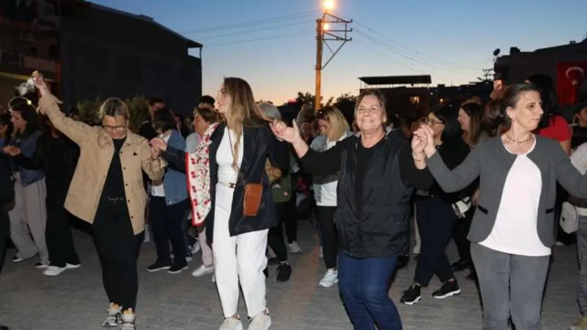 İzmir Çiğli'de binlerce kişi baharın renklerinde buluştu
