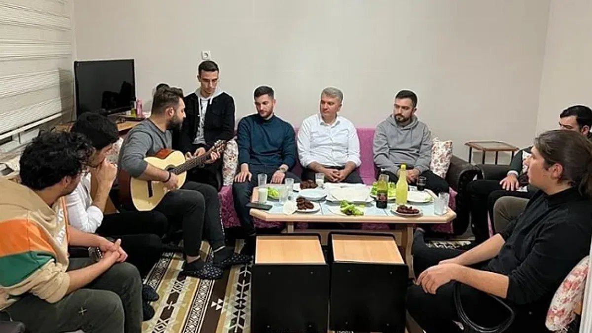 AK Partili Canbey gençlerle çiğköfte yoğurdu