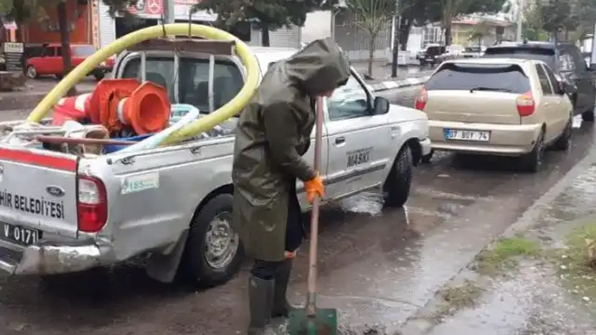 Manisa'da MASKİ'den sağanak yağış mesaisi