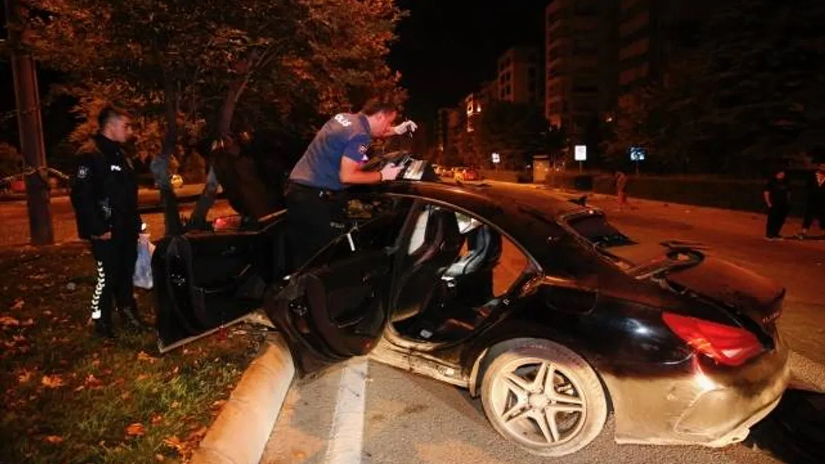 Eskişehir'de otomobil park halindeki kamyona çarptı 5 kişi yaralandı