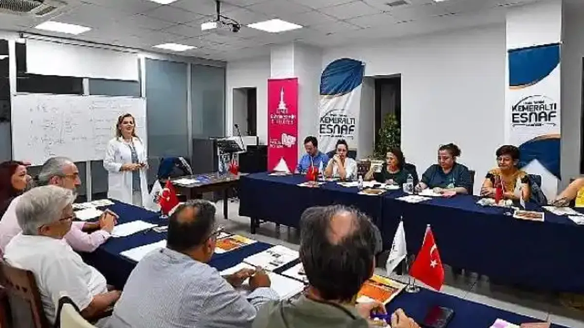 İzmir Büyükşehir Belediyesi'nden Kemeraltı esnafına İngilizce eğitimi