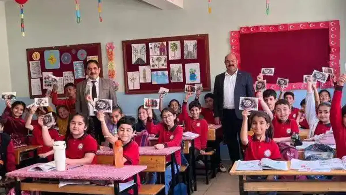 Mardin Yeşilli PTT İlçe Müdürü Serdar Avuka’dan öğrencilere bayram sevinci