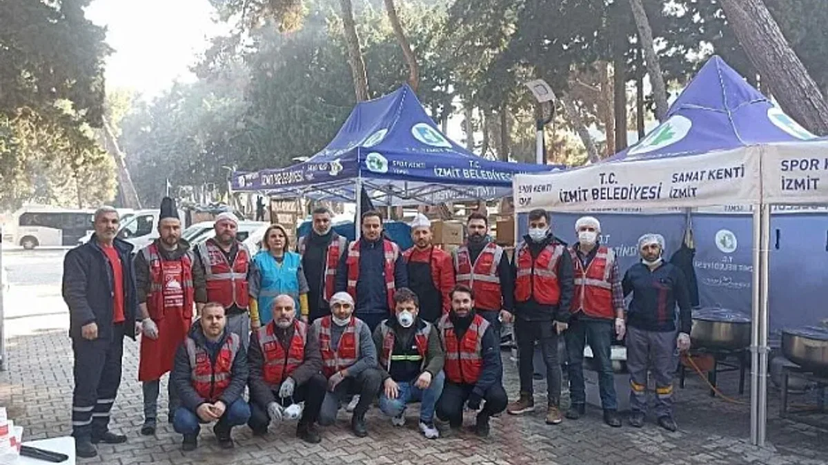 İzmit'in ekipleri afet bölgesinde dört koldan çalışıyor