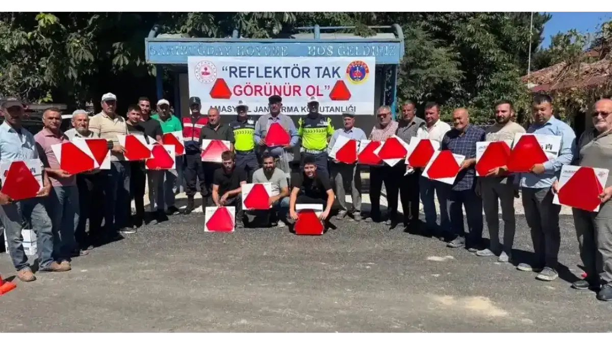 Amasya’da traktör sürücülerine reflektör uyarısı