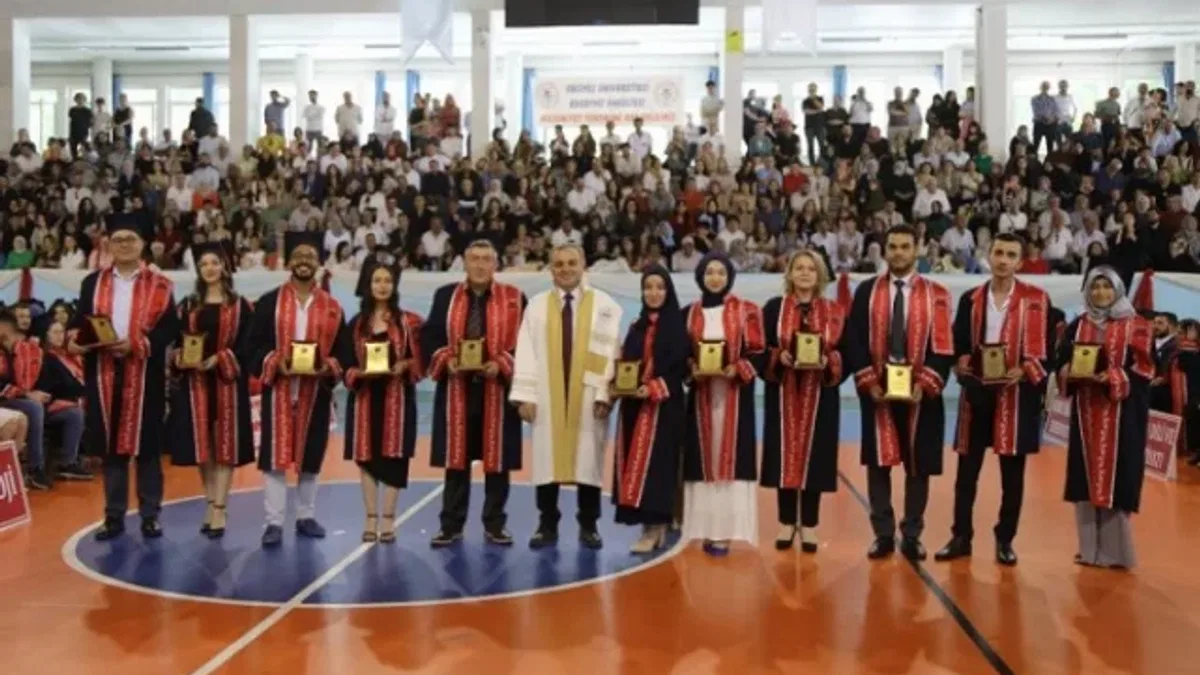 ERÜ Edebiyat'ta mezuniyet sevinci