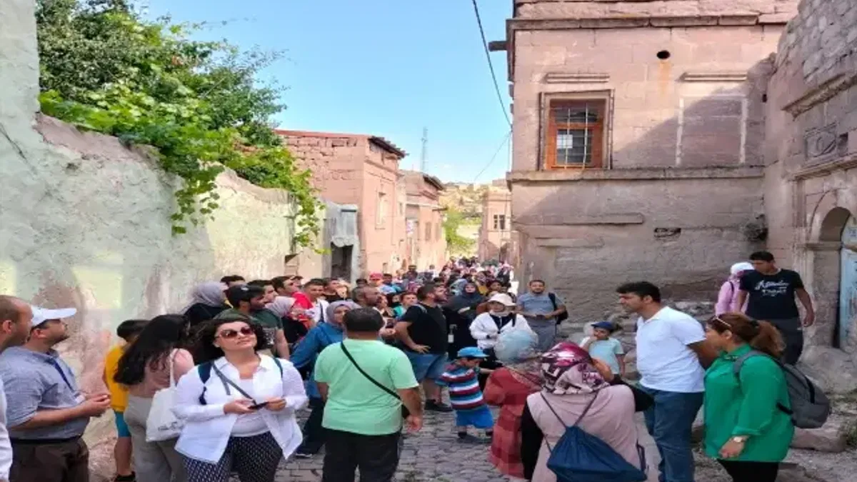 Avrupa'da yaşayan Türkler kültür turlarıyla tarihi yerleri geziyorlar