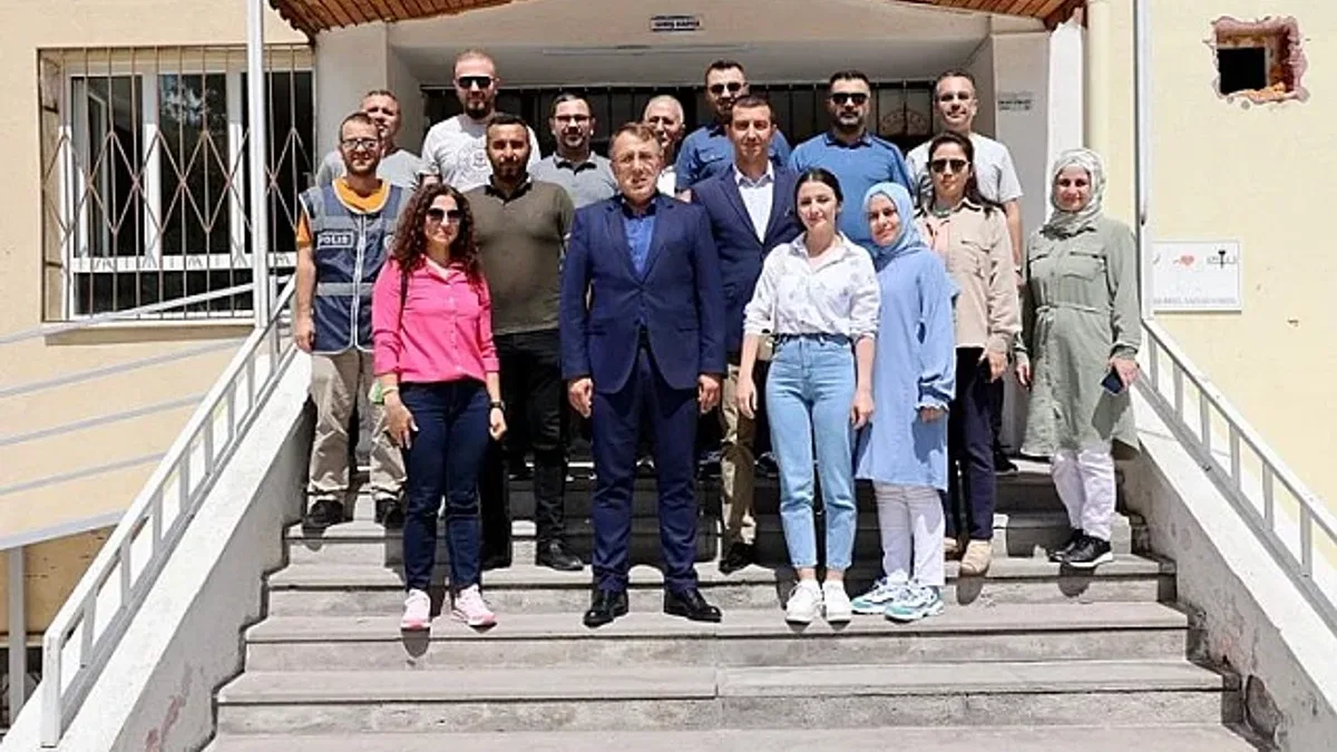 Öğrencilere karnelerini Mehmet Savran dağıttı