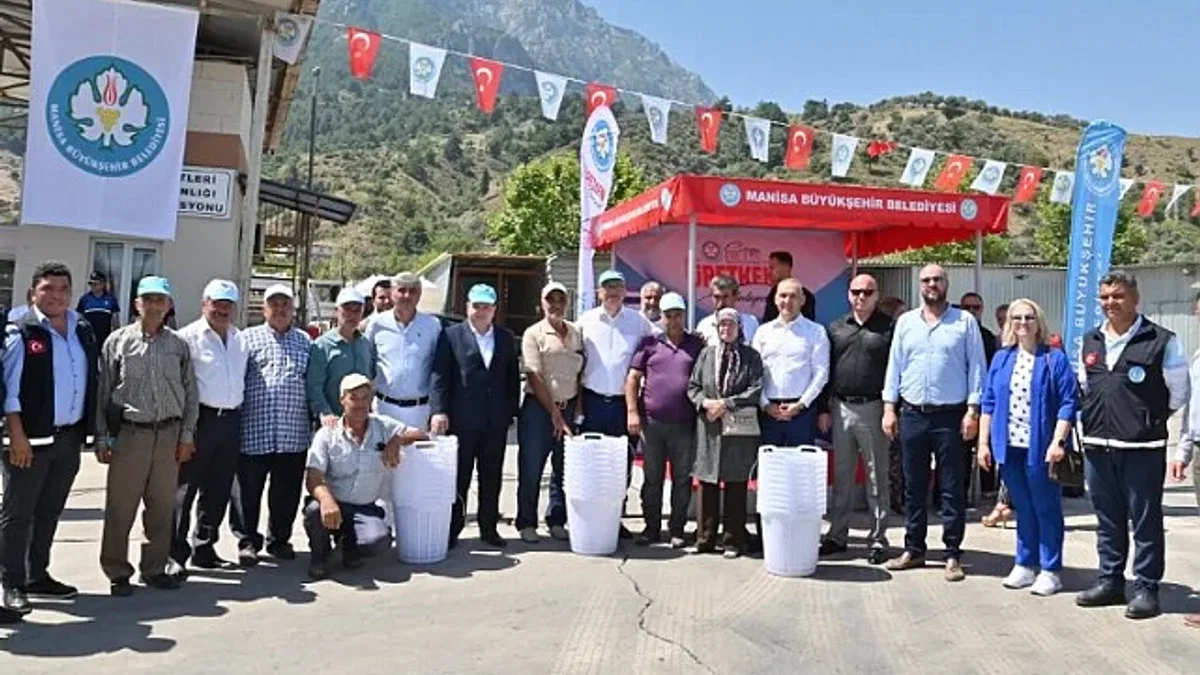 Manisa Şehzadeler'de 16 bin sepet dağıttı