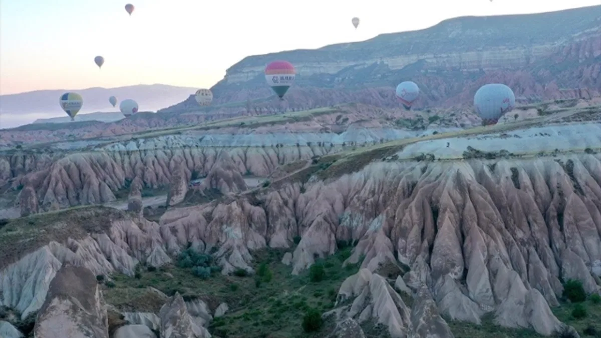 Turistler, Kapadokya'nın 'renkli tepeleri'ni balondan seyrediyor
