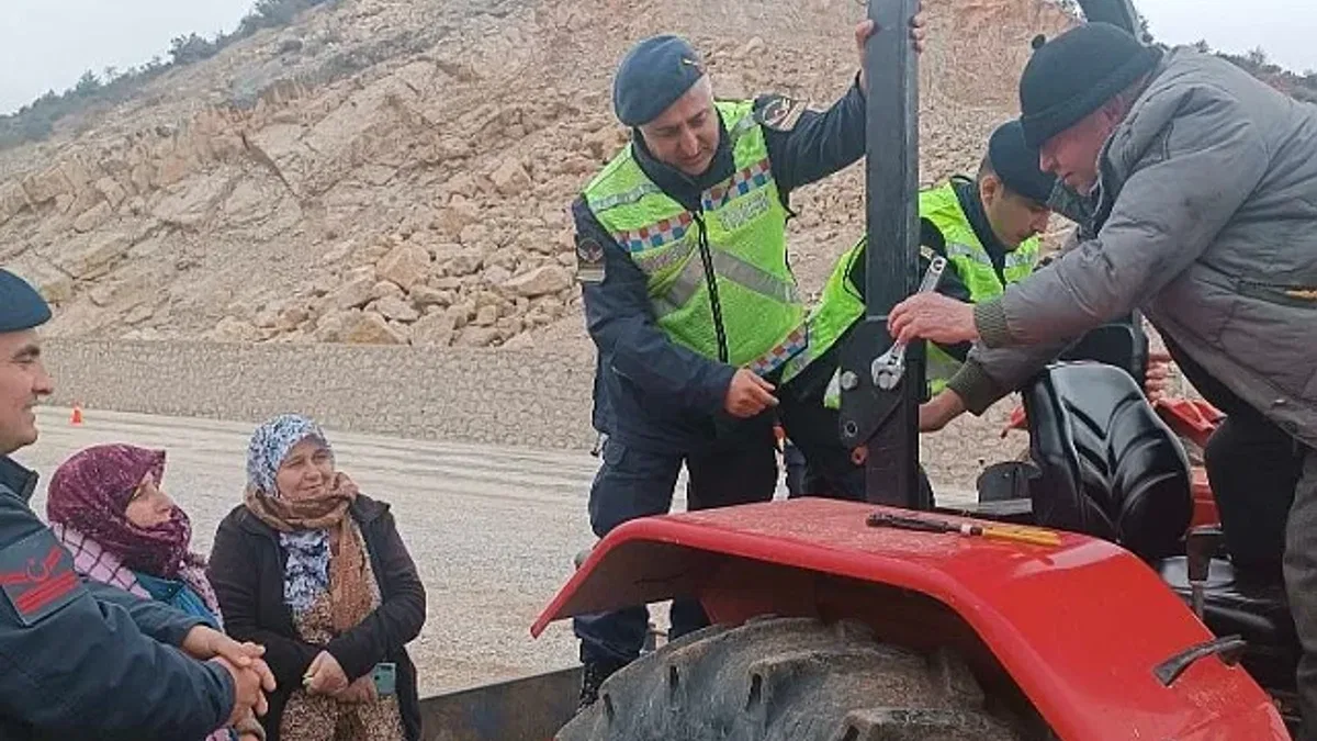Bilecik Jandarması'ndan traktör sürücülerine 'reflektör' uyarısı