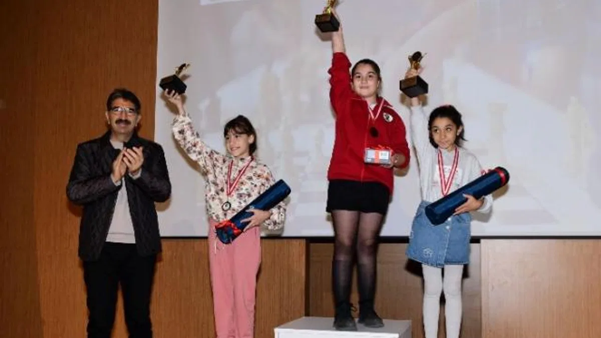Geleceğin satranç ustaları ödüllerine kavuştu