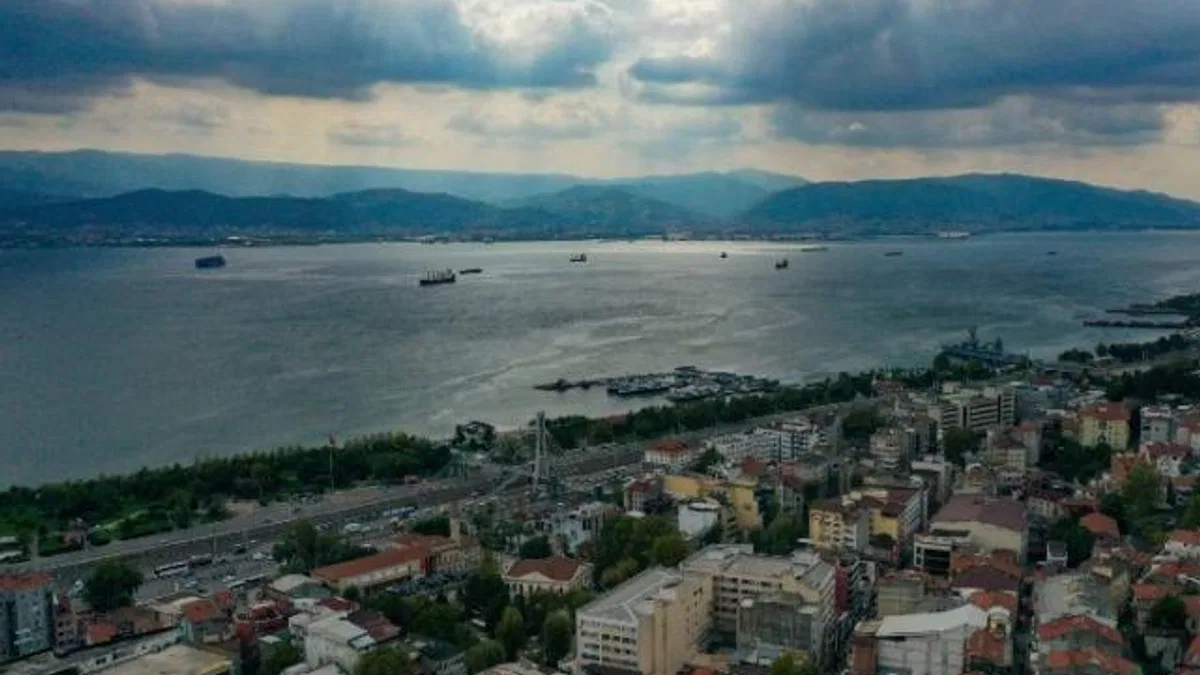 Kırmızıya dönen İzmit Körfezi'nde inceleme