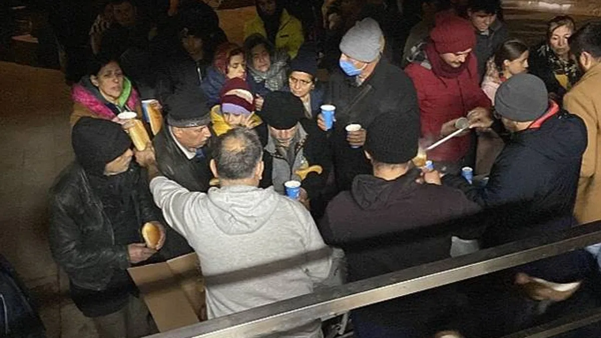 Antalya Büyükşehir Belediyesi Hatay'da Çadırkent Kurdu: Mobil Aşevi ile yemek ve çay ikramında bulunuluyor