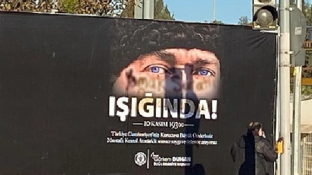 Buca'da Atatürk afişlerine çirkin saldırı