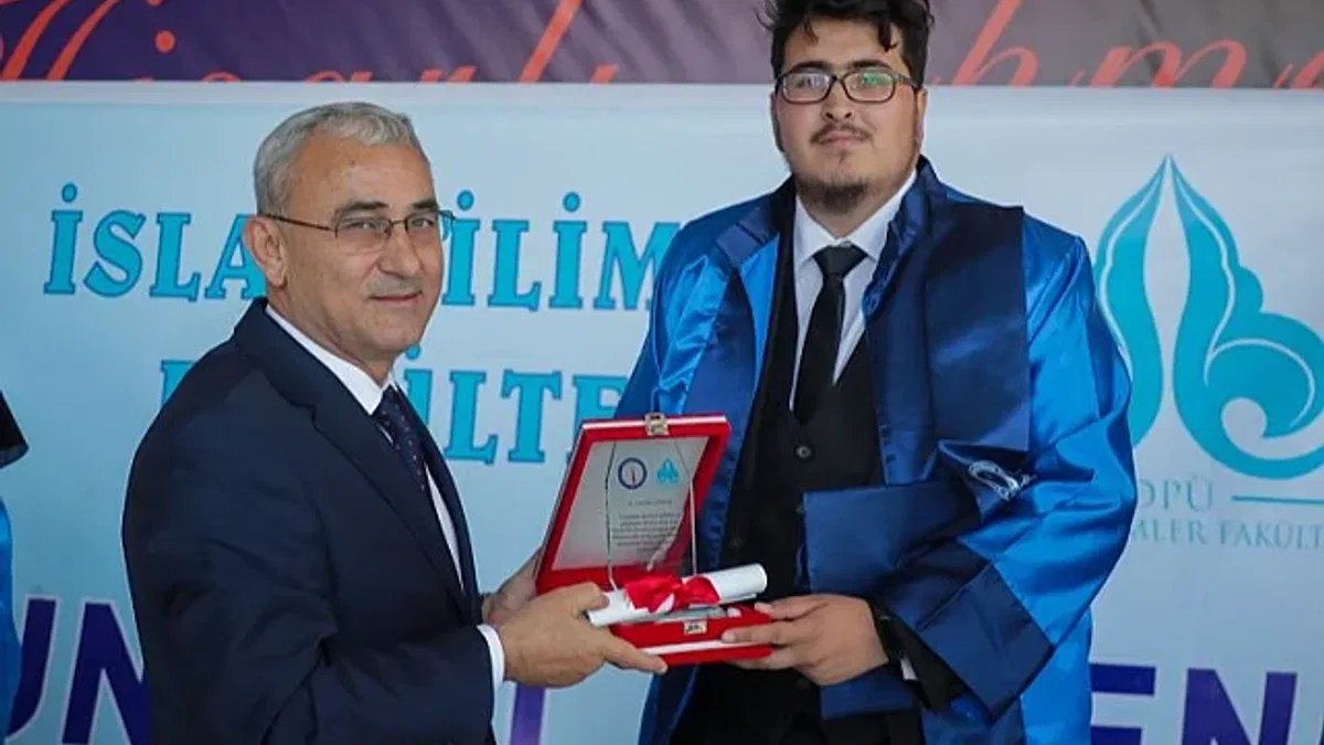 Dumlupınar mezunlarına 'Işık' oldu