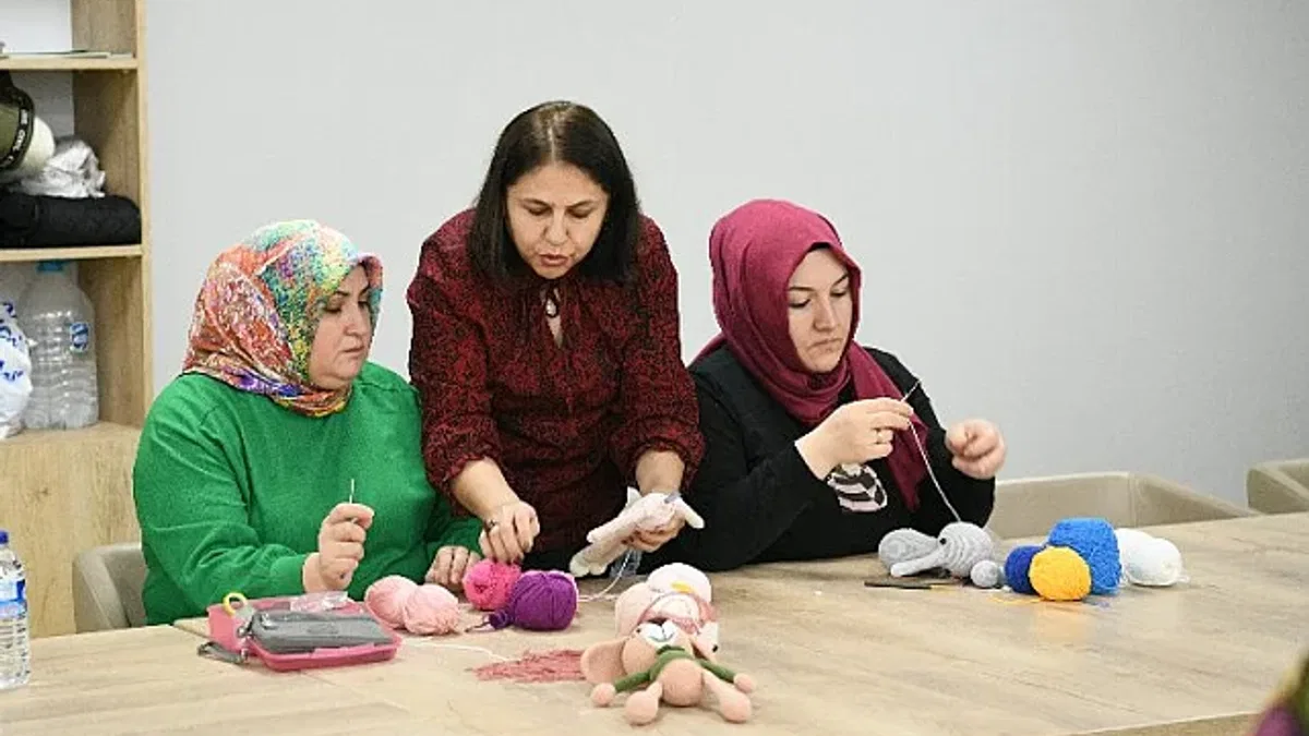 Çayırova'da 'Bilgi Evleri' meslek edindiriyor