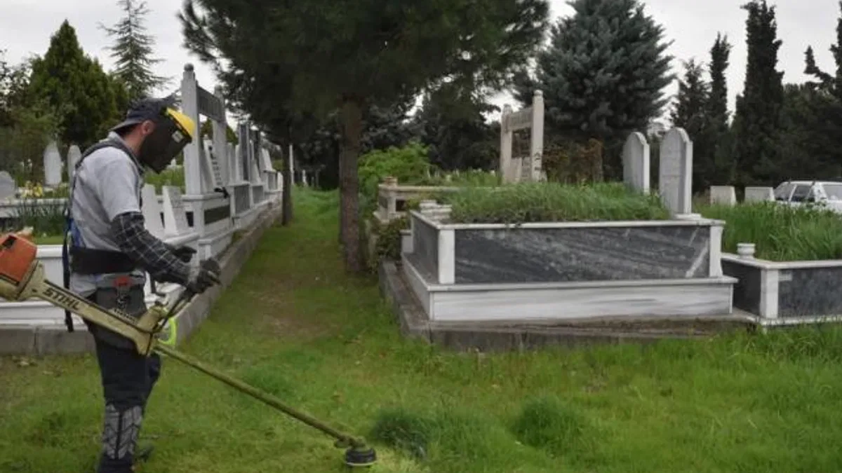 Bursa mezarlıklarında bayram hazırlığı