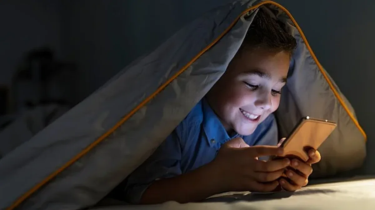 Çocuklar günde 4,5 saat telefon başında!