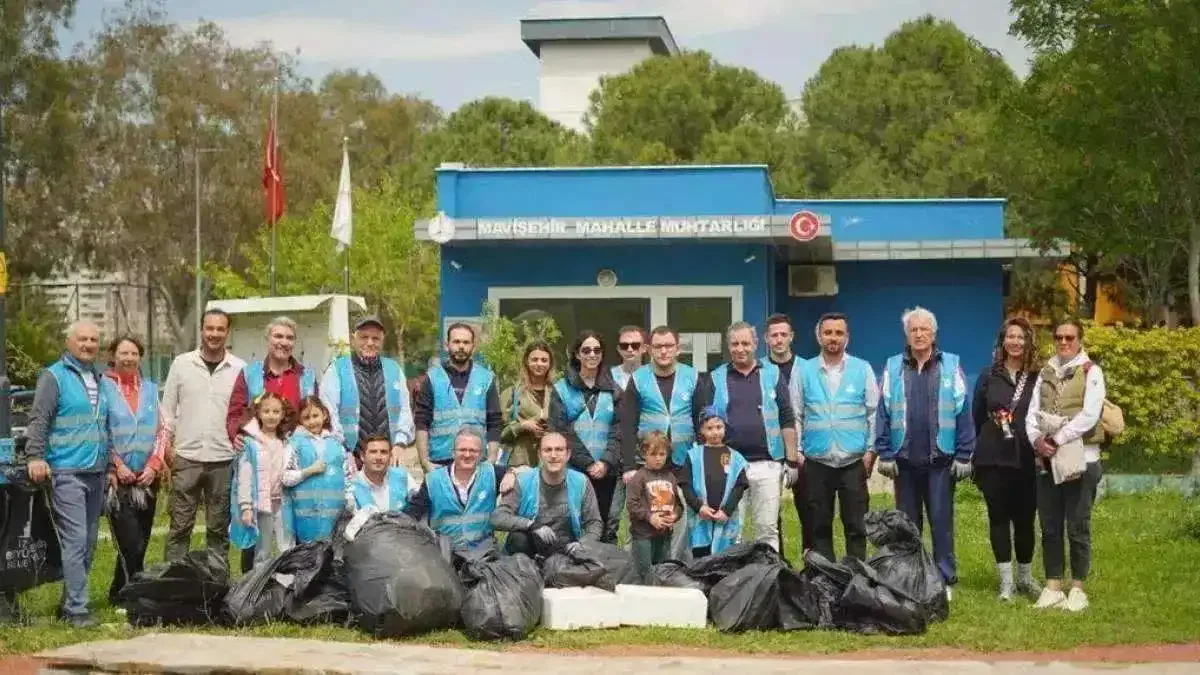 İzmir'de 'Temiz Park' etkinliğiyle parklar pırıl pırıl oldu