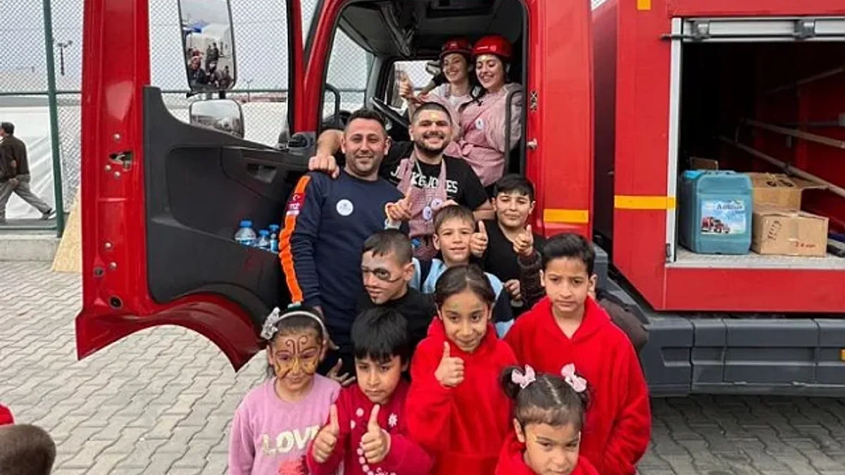 Manisa'da afetzede çocuklara itfaiyecilik eğitimi