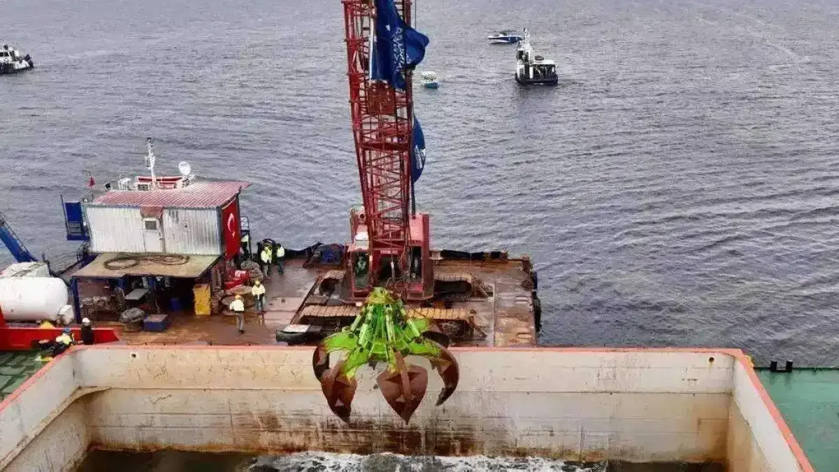 İzmir'de 'dip'ten 1,2 milyon ton çamur! Binlerce ton atık temizlendi