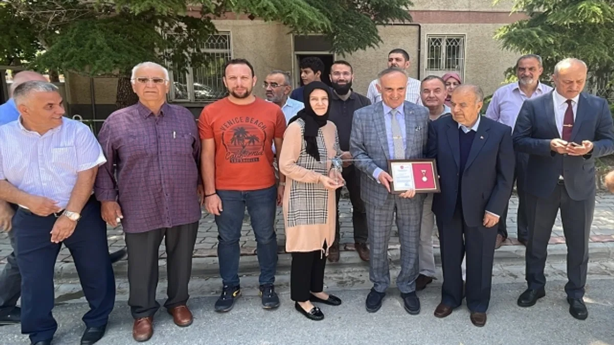 Konya'da, Türk Silahlı Kuvvetlerini Güçlendirme Vakfına bağışta bulunan vatandaşa madalya verildi