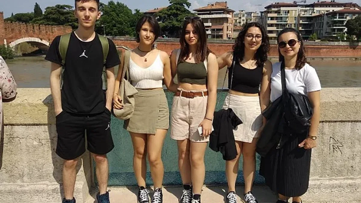 Manisalı gençler İtalya'da Türkiye'yi temsil ettiler