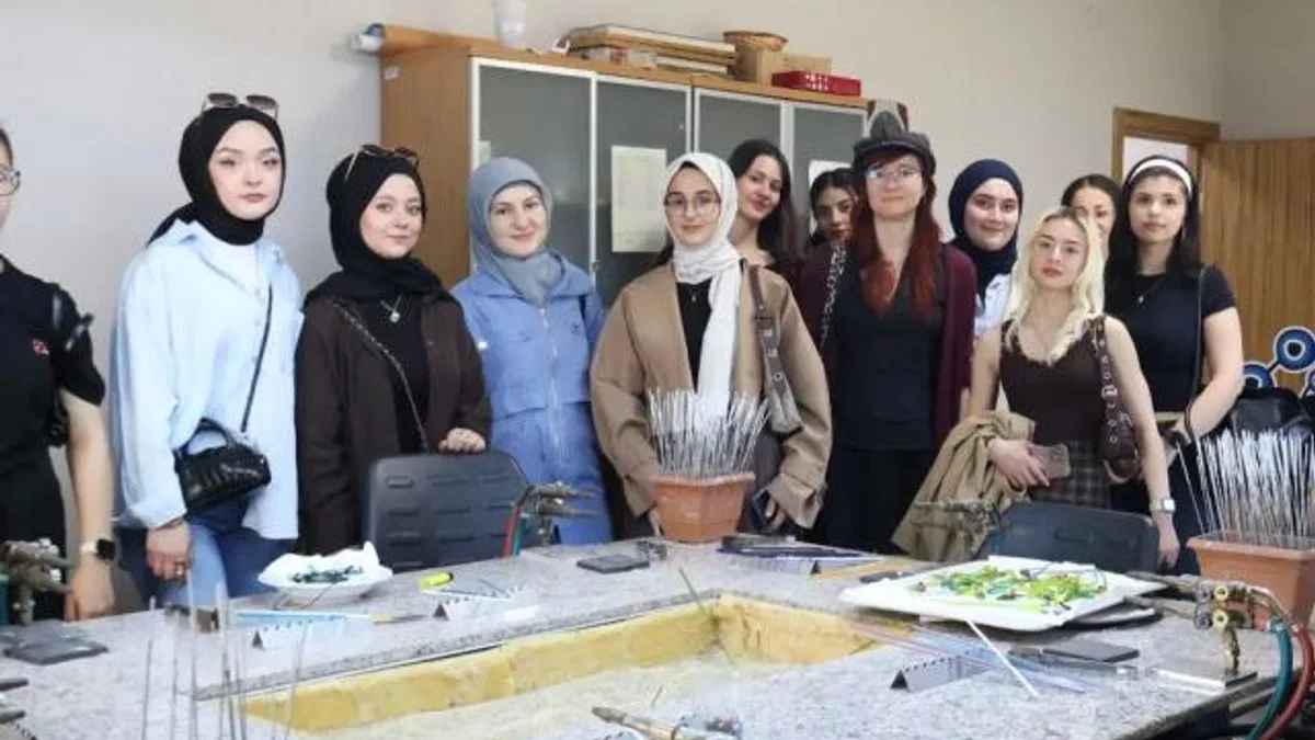 Kocaeli’de üniversiteliler Beyaz Kalpler’de ders işledi