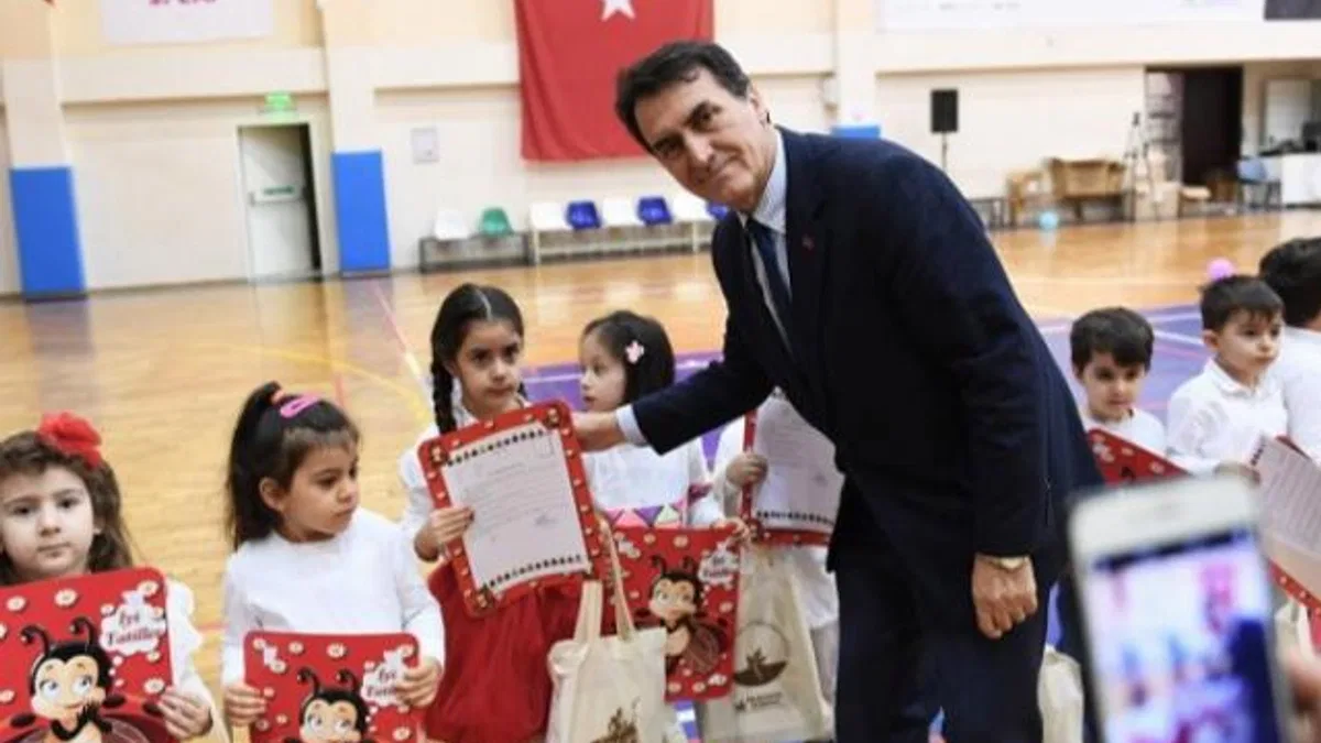 Minik öğrencilere karnelerini Başkan Dündar verdi