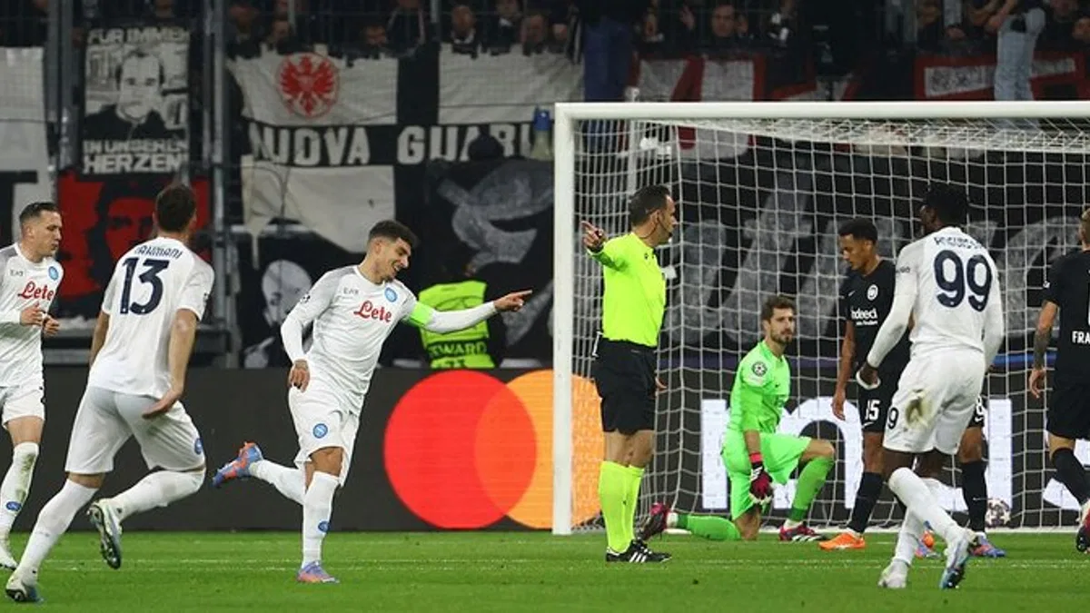 Eintracht Frankfurt 0-2 Napoli (MAÇ SONUCU - ÖZET) Napoli tur kapısını araladı!