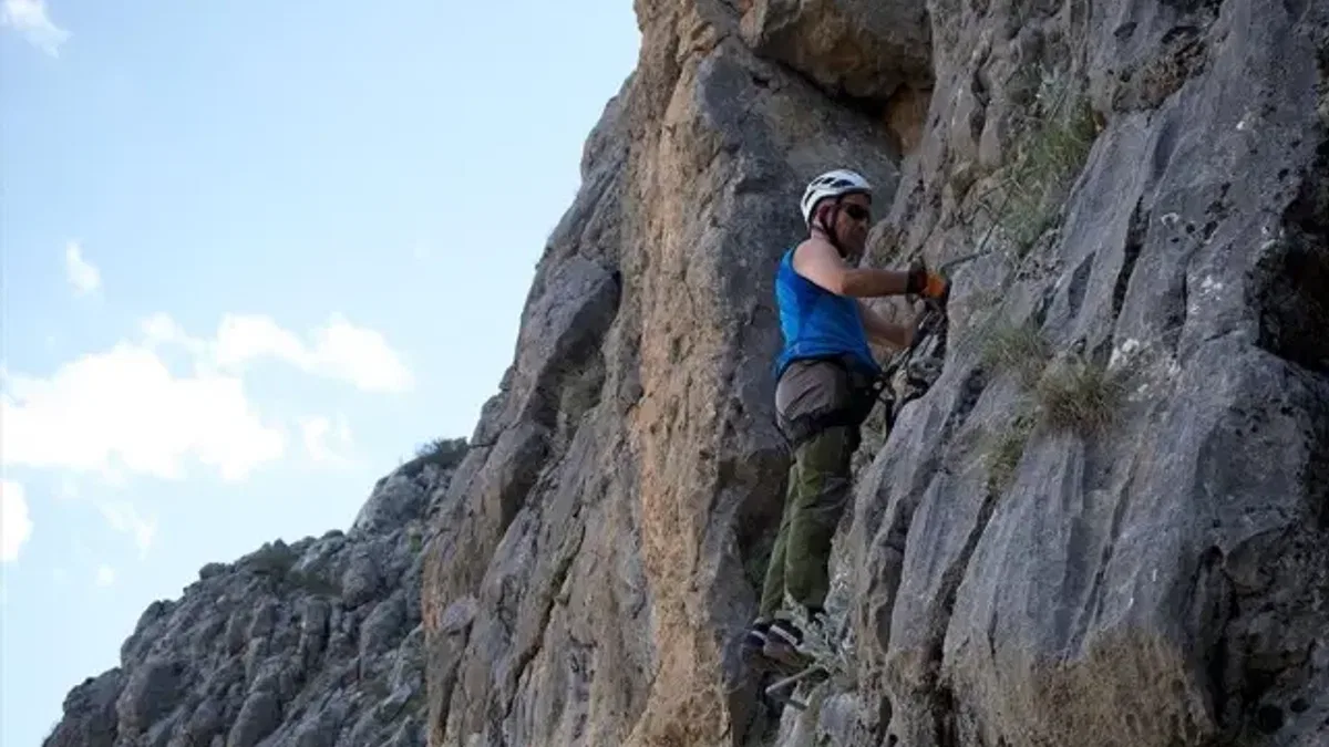 Görme engelli Türk dağcı Turhan, Viea Ferrata'ya tırmandı