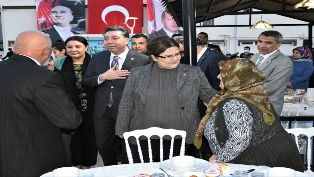 Aile ve Sosyal Hizmetler Bakanı Yanık, Kırşehir'de huzurevi sakinleriyle iftar yaptı: