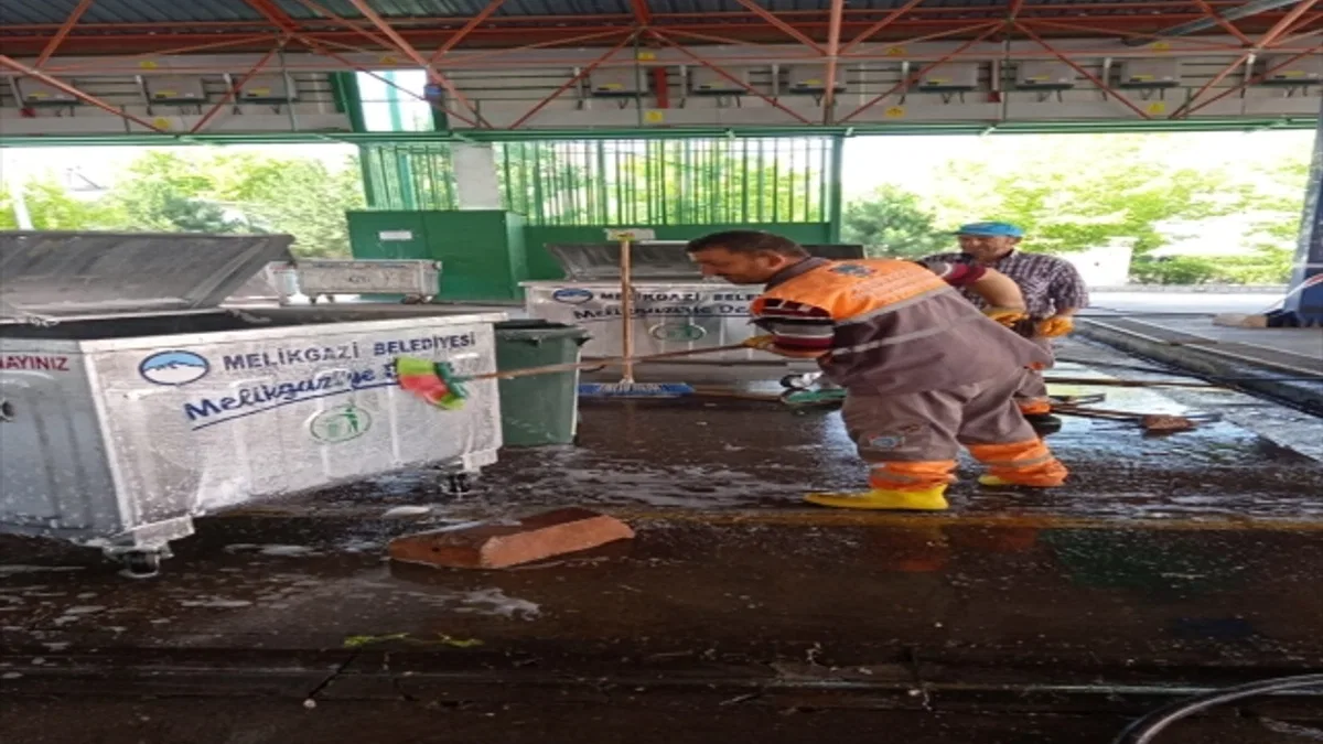 Melikgazi'de kurban kesimi sonrası çevre temizliği yapıldı