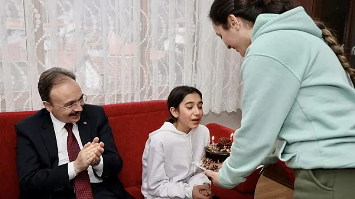Minik depremzedeye Vali Kızılkaya'dan doğum günü sürprizi