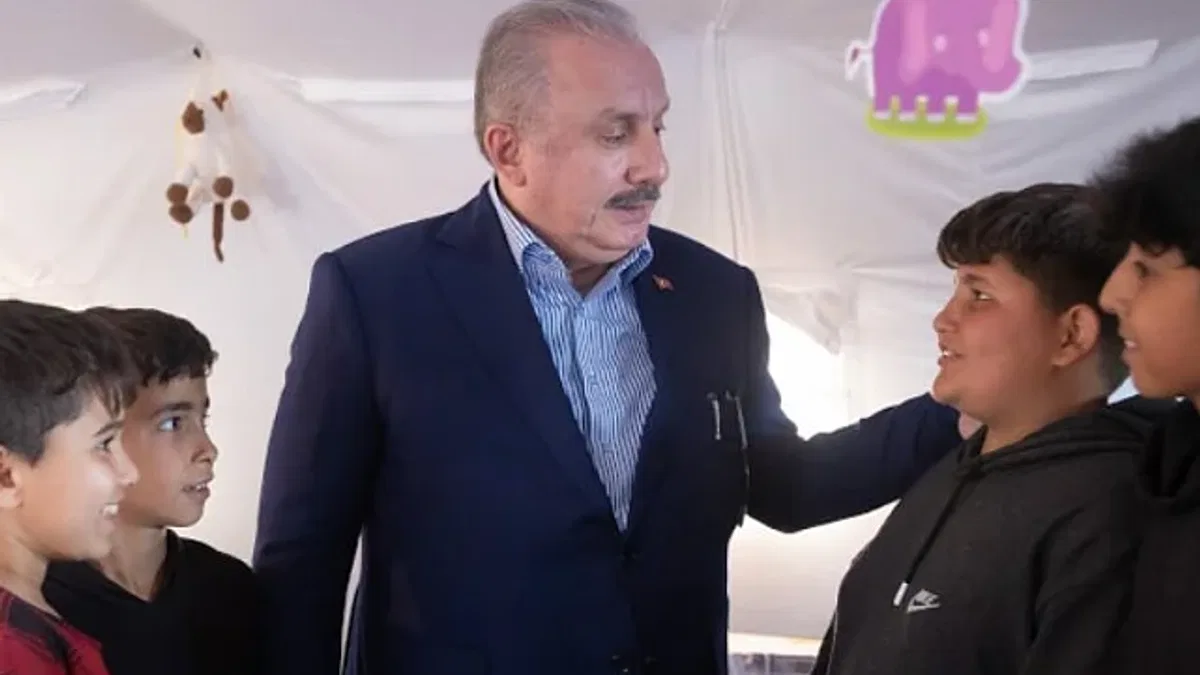 Hatay'da çadır kentleri ziyaret etti