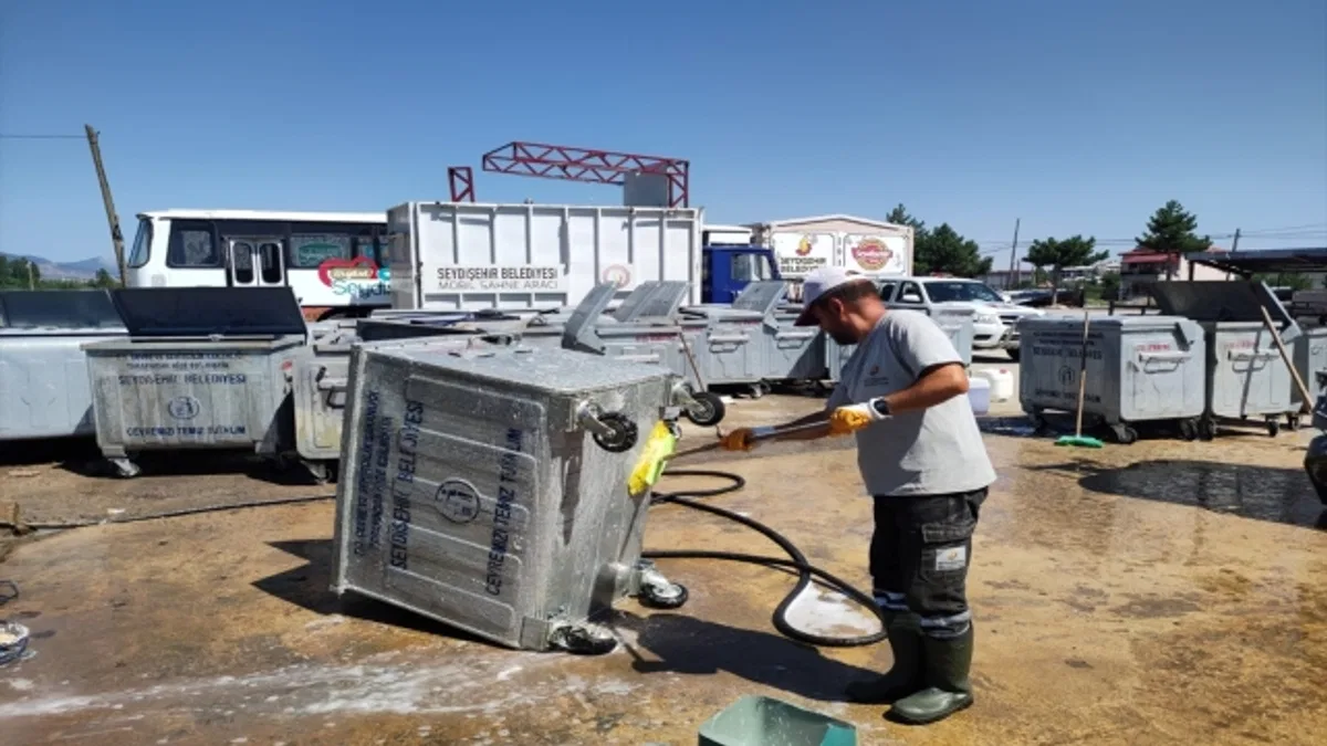 Çöp konteynırları dezenfekte ediliyor