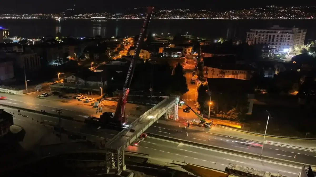 Kocaeli'de dev tabliye tek seferde monte edildi