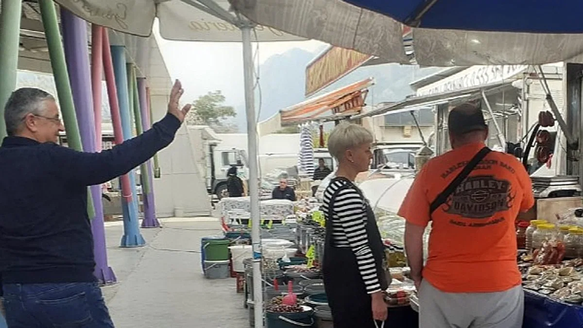 Başkan Topaloğlu pazar esnafını ziyaret etti