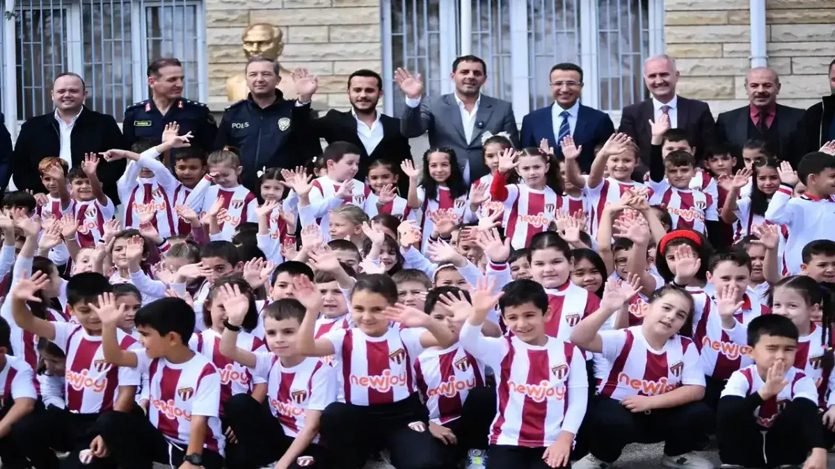 Yeniceköy'de 750 öğrenciye forma dağıtımı