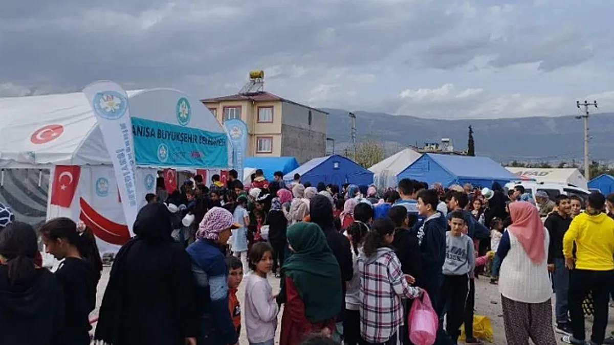 Manisa afet bölgesinde vatandaşların yanında