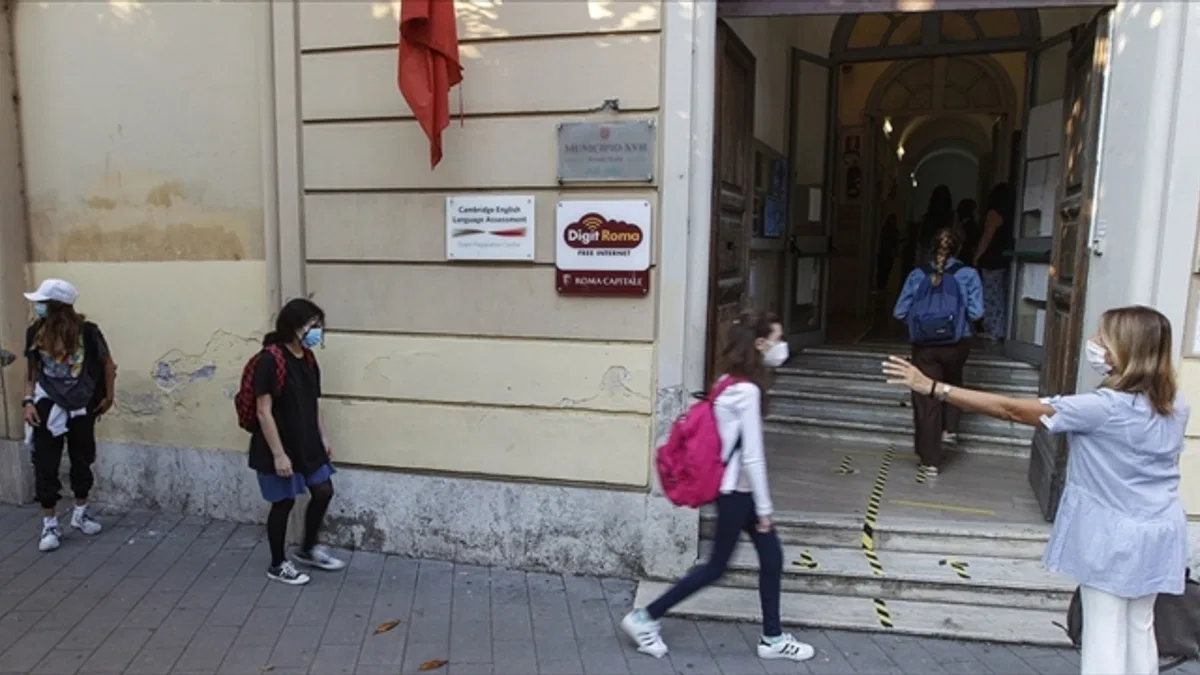 İtalya'da kapalı alanlarda maske kullanma zorunluluğu haziran ortasına kadar uzatıldı
