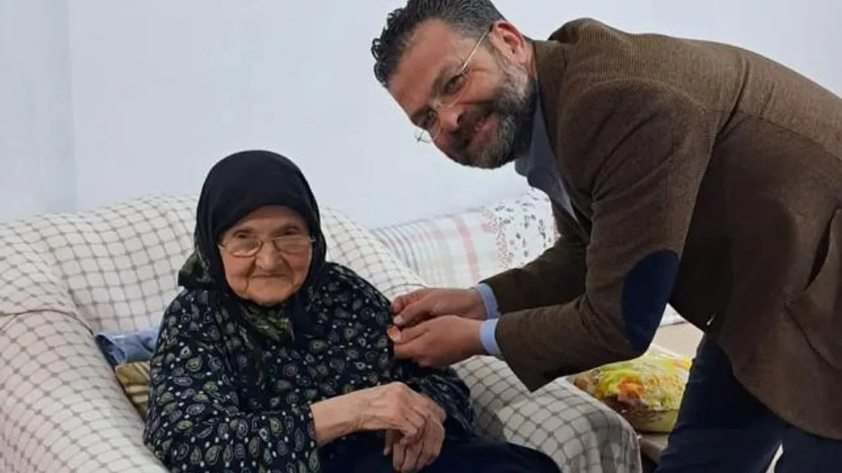 Bursa'da 94 yaşındaki Halime Teyze CHP’ye katıldı