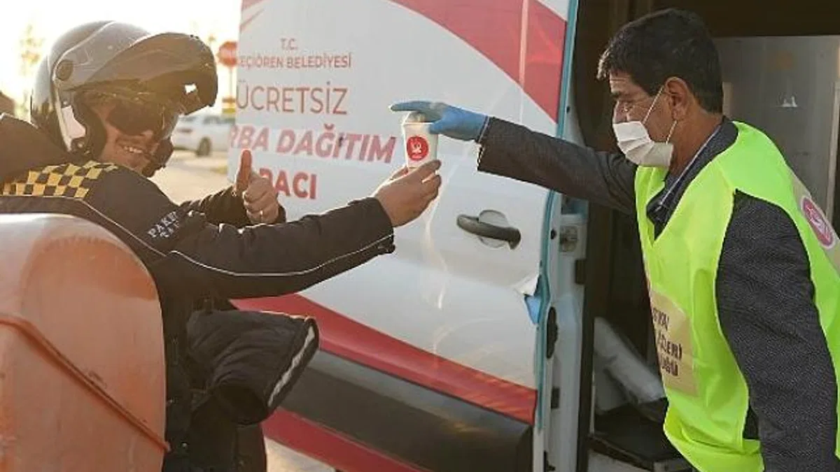 Öğrencilere ve İşe Gidenlere Sıcak Çorba