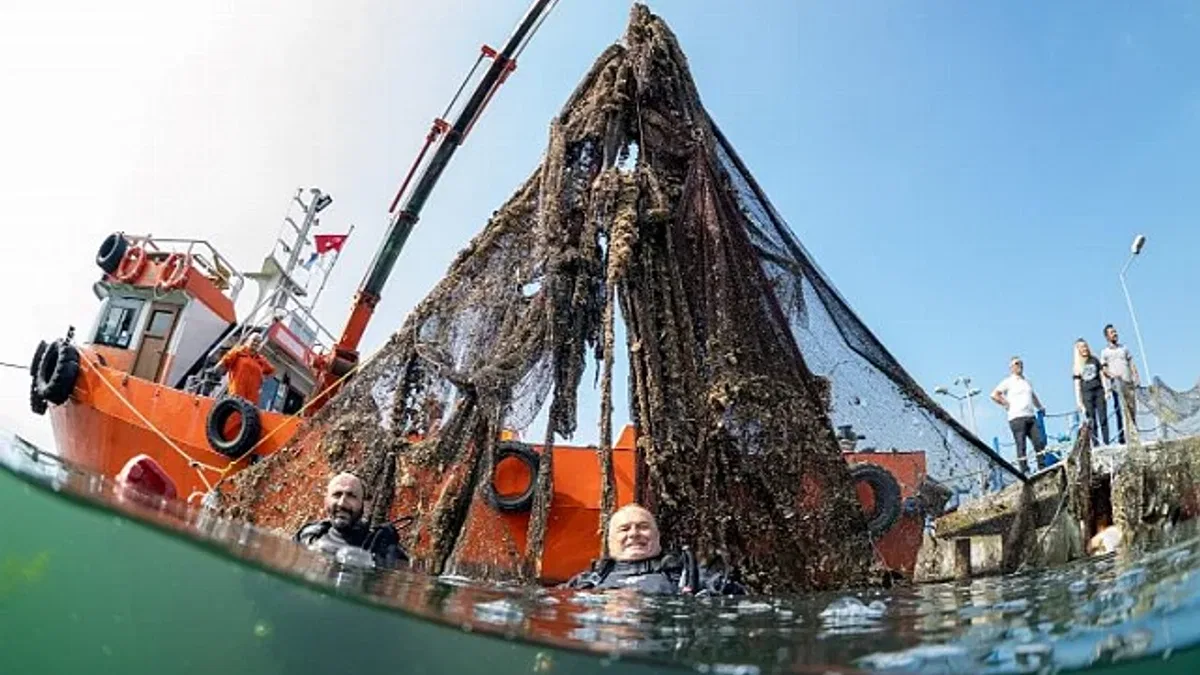 İzmit Körfezinden 5 ton hayalet ağ çıkarıldı