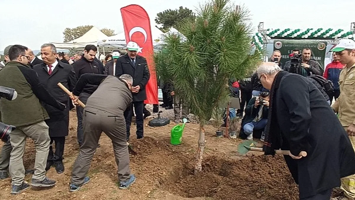 İzmir'de "6 Şubat 2023 Deprem Şehitleri Hatıra Ormanı Fidan Dikim Töreni" Yapıldı