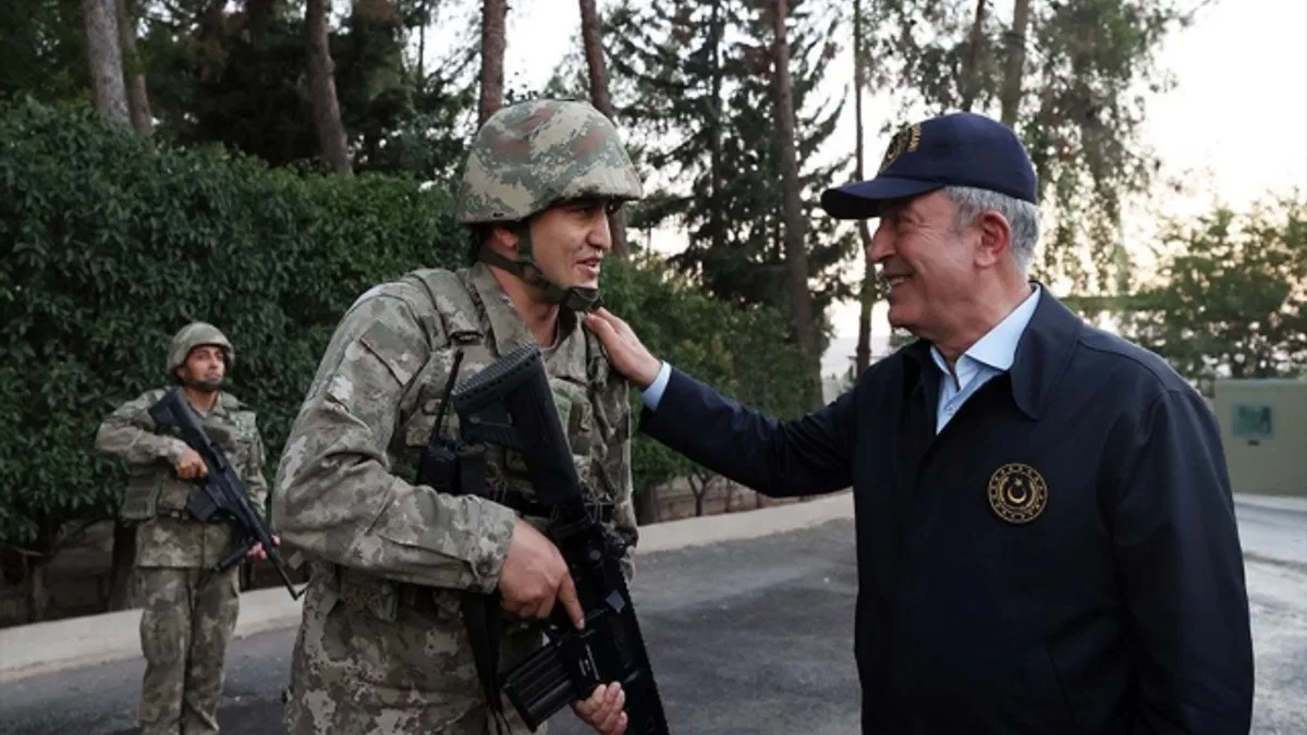 Bakan Akar ve TSK komuta kademesi Süleyman Şah Türbesi'ni ziyaret etti