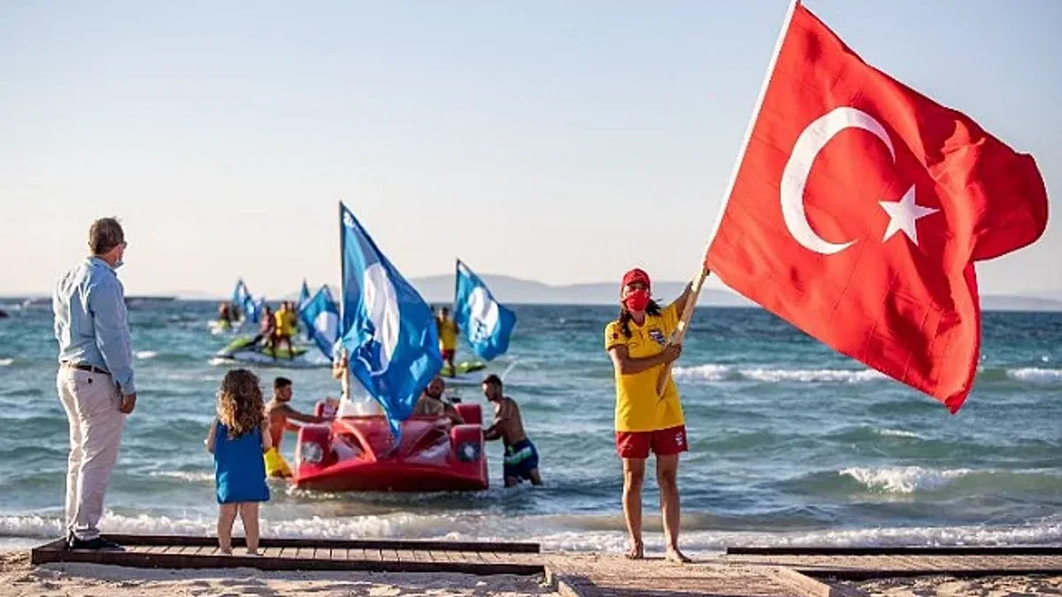 Halk plajlarında mavi bayrak dalgalanıyor