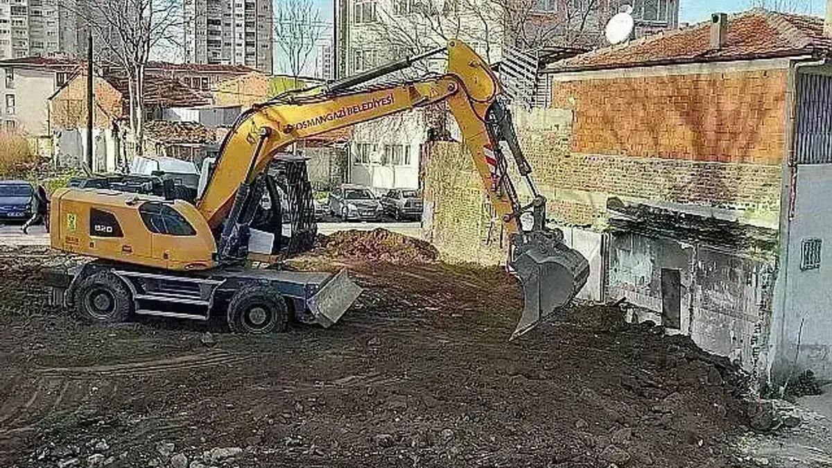 Osmangazi'de bir metruk yapı daha yıkıldı