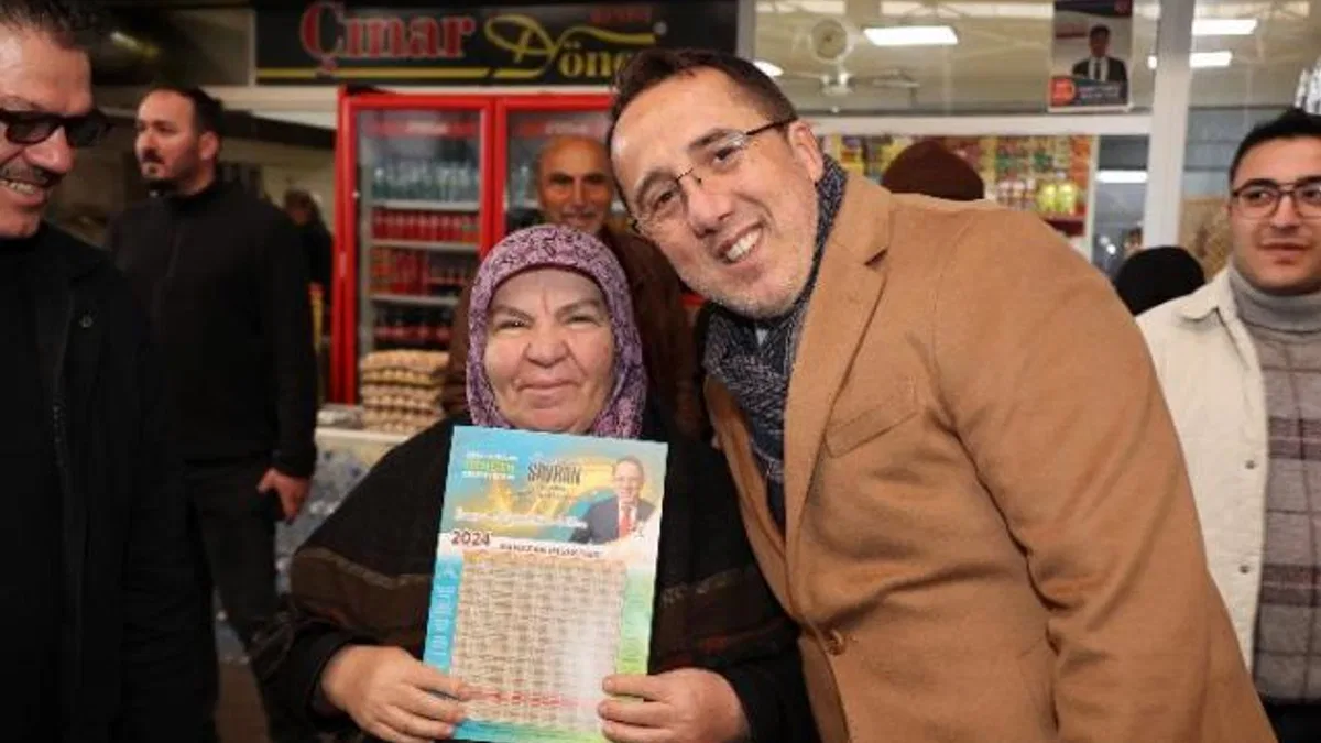 AK Parti Aday Savran, pazar esnaflarıyla kucaklaştı