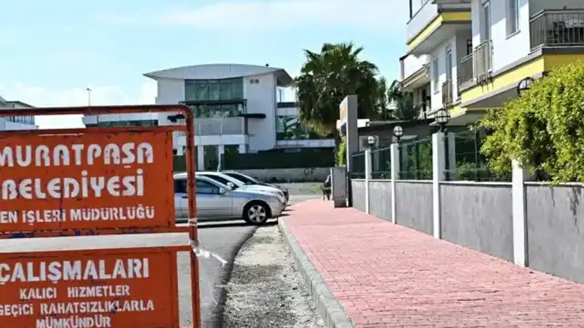 Antalya Muratpaşa'da kaldırım çalışmalarına devam